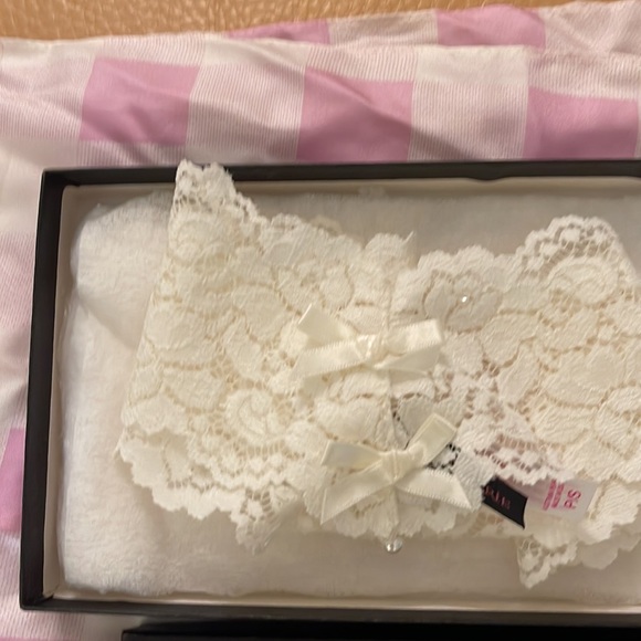 Lux lingerie thong pearl white with 2 bows and lace pantless thong - Picture 5 of 6